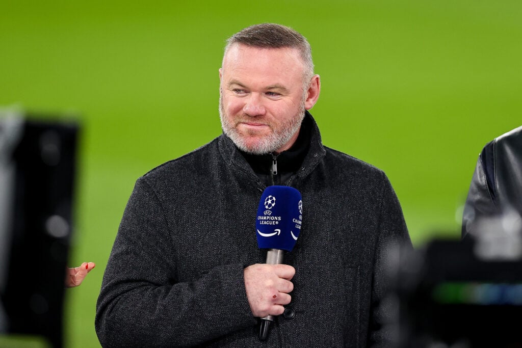Wayne Rooney observa durante o jogo da segunda mão dos oitavos-de-final da UEFA Champions League 2025/26 entre o Manchester City FC e o Real Madrid CF, no City of Manchester Stadium, a 17 de março de 2026, em Manchester, Reino Unido.