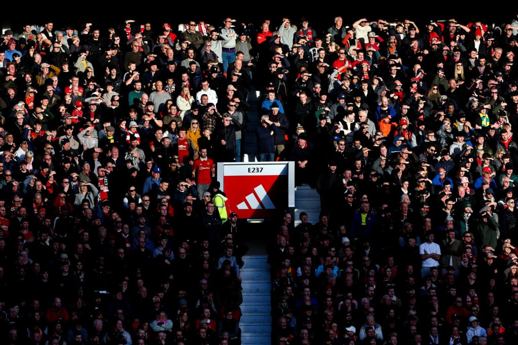 Logotipo da Adidas nas arquibancadas do estádio Old Trafford do Manchester United