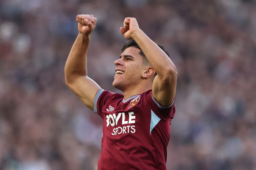 Mateus Fernandes, do West Ham United, comemora o primeiro gol de seu time durante a partida da Premier League entre West Ham United e Aston Villa, no Estádio de Londres, em 14 de dezembro de 2025, em Londres, Inglaterra.