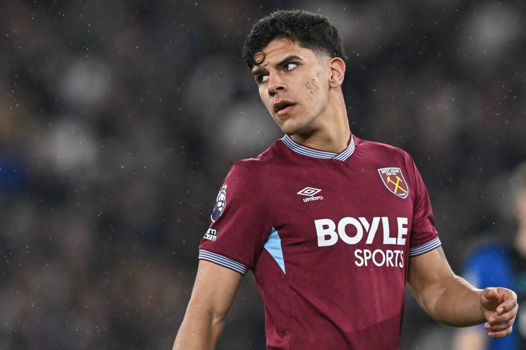 Mateus Fernandes playing against Bournemouth