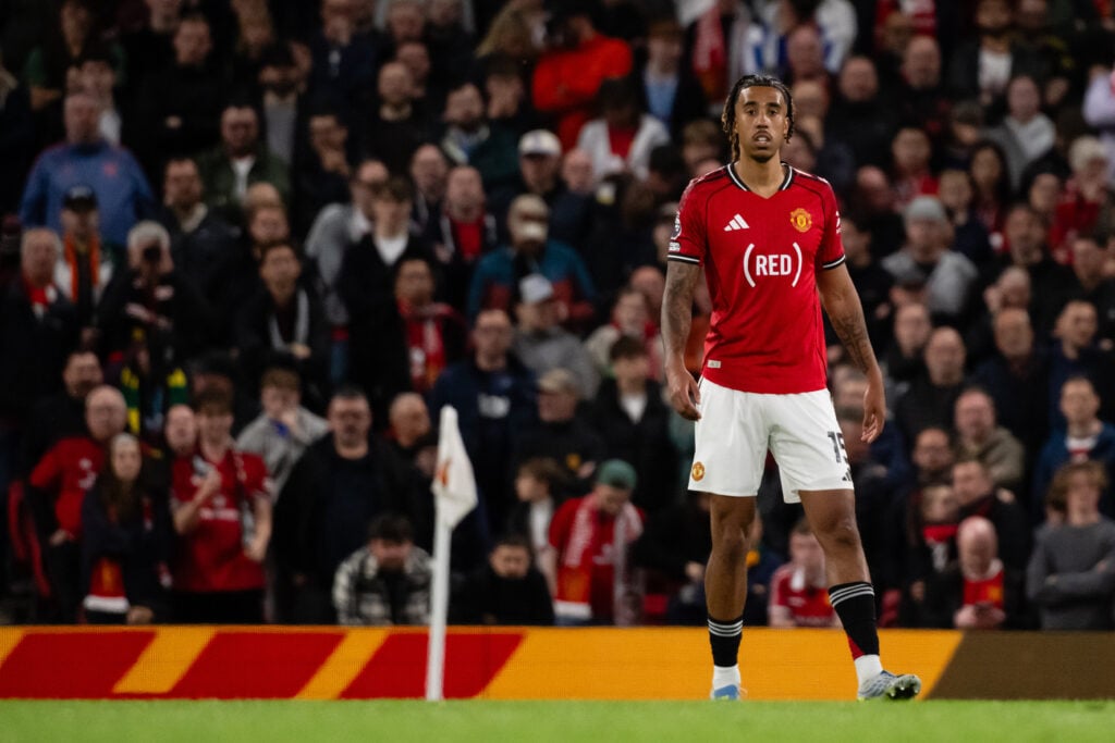 Leny Yoro jogando contra Brentford