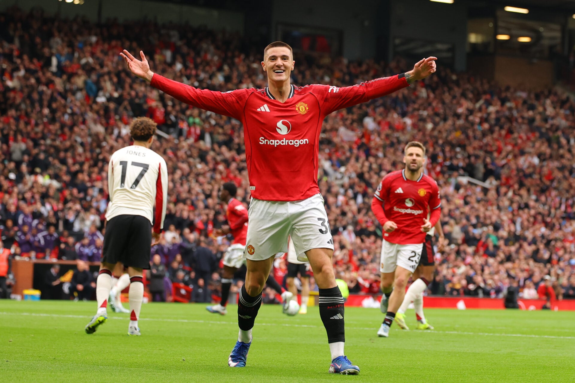 O United está considerando contratar o atacante de 6 pés e 3 polegadas para ajudar Cesco, que atingiu dois dígitos na temporada passada.
