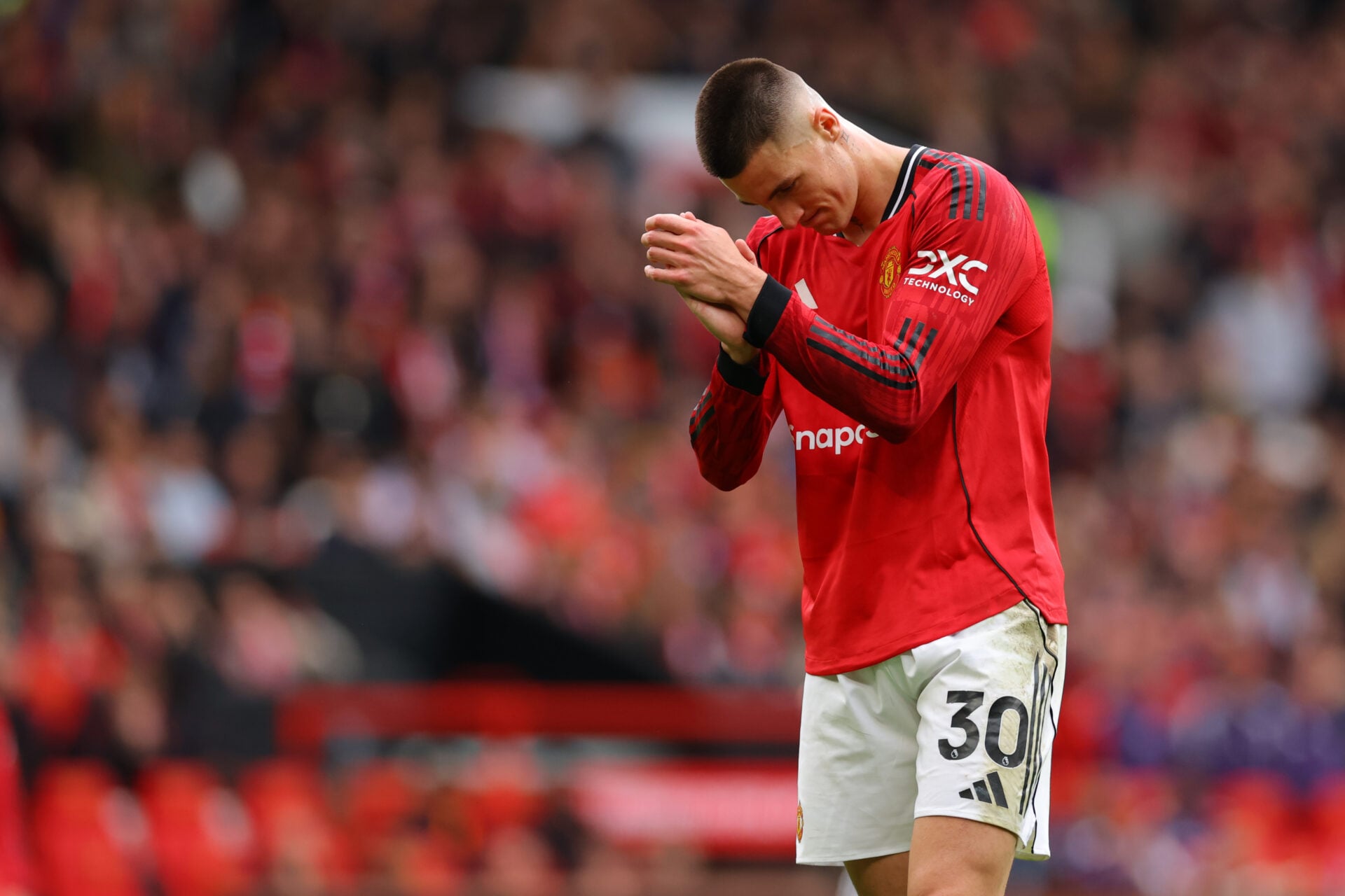 Um incômodo problema de lesão de Benjamin Cesco já se aproxima do Manchester United na pré-temporada.