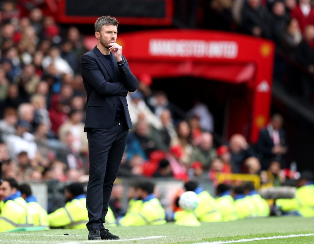Michael Carrick na linha lateral em Old Trafford