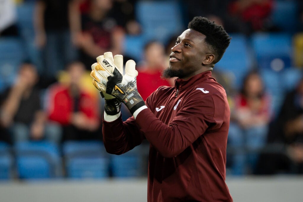 Andre Onana aplaude os torcedores do Trabzonspor