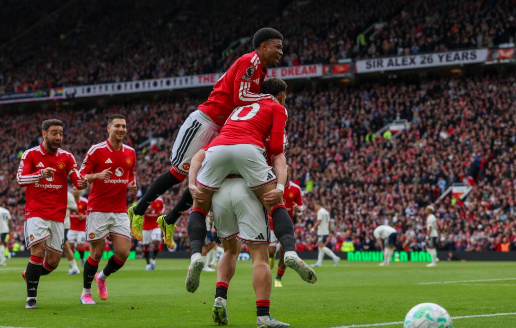 Luke Shaw, do Manchester United, é atacado por Matheus Cunha e Amad Diallo enquanto comemora o gol de abertura com Bruno Fernandes e Diogo Dalot por perto durante a partida da Premier League entre Manchester United e Nottingham Forest em Old Trafford, em 17 de maio de 2026, em Manchester, Reino Unido.