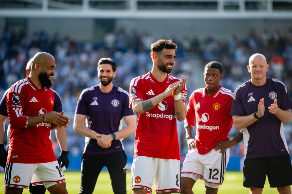 

Bryan Mbuemo, Bruno Fernandes e Tyrell Malacia aplaudem os torcedores após a partida da Premier League entre Brighton and Hove Albion e Manchester United no Amex Stadium em 24 de maio de 2026, em Brighton, Inglaterra.