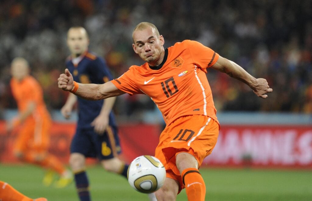 Wesley Sneijder se prepara para chutar a bola durante a final da Copa do Mundo de 2010