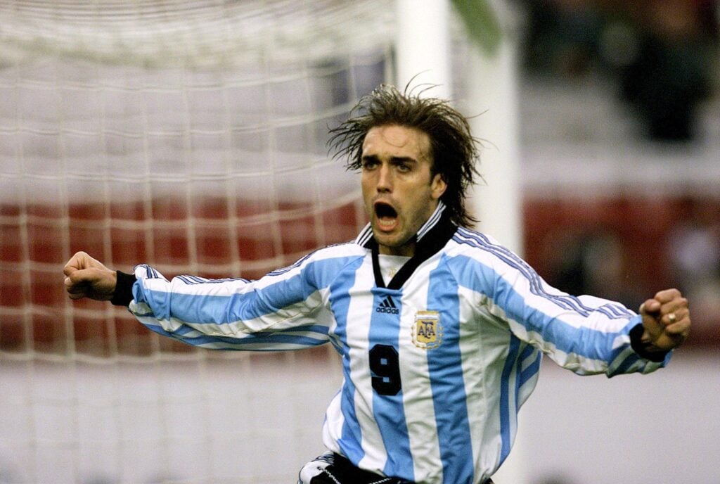 O astro do futebol argentino Gabriel Batistuta comemora
