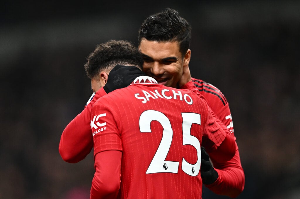 Os jogadores do Manchester United Casemiro e Jadon Sancho se abraçam