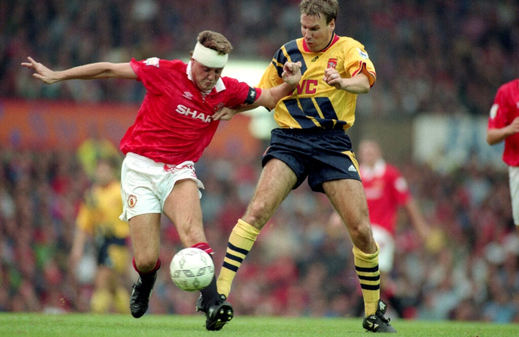 Steve Bruce jogando contra o Arsenal
