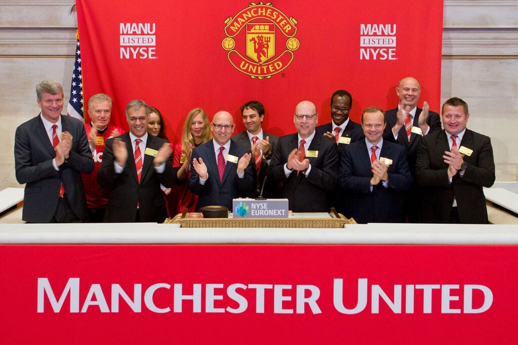 Executivos do Manchester United tocam sino de abertura na Bolsa de Valores de Nova York