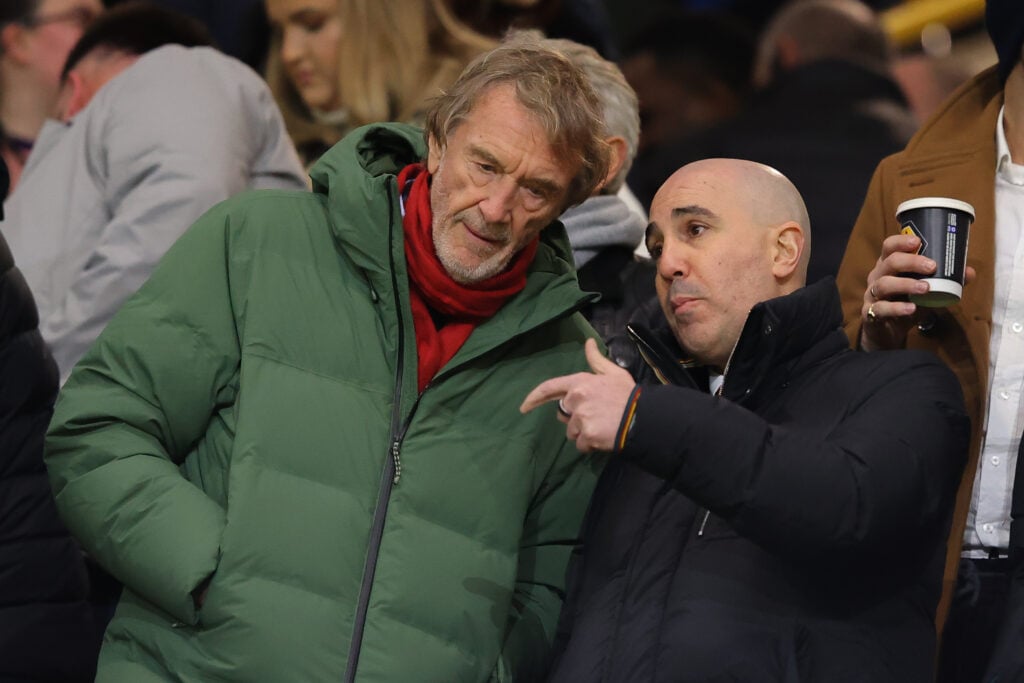 Sir Jim Ratcliffe, coproprietário do Manchester United, fala com Omar Berrada, diretor executivo do Manchester United, durante a partida da Premier League entre Wolverhampton Wanderers e Manchester United em Molineux em 8 de dezembro de 2025 em Wolverhampton, Inglaterra.
