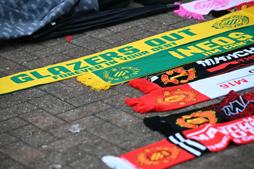 Faixas protestando contra a propriedade do Manchester United pelos Glazers e Sir Jim Ratcliffe
