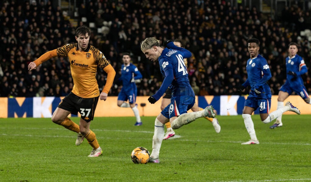 Paddy McNair defendendo Alejandro Garnacho, do Chelsea