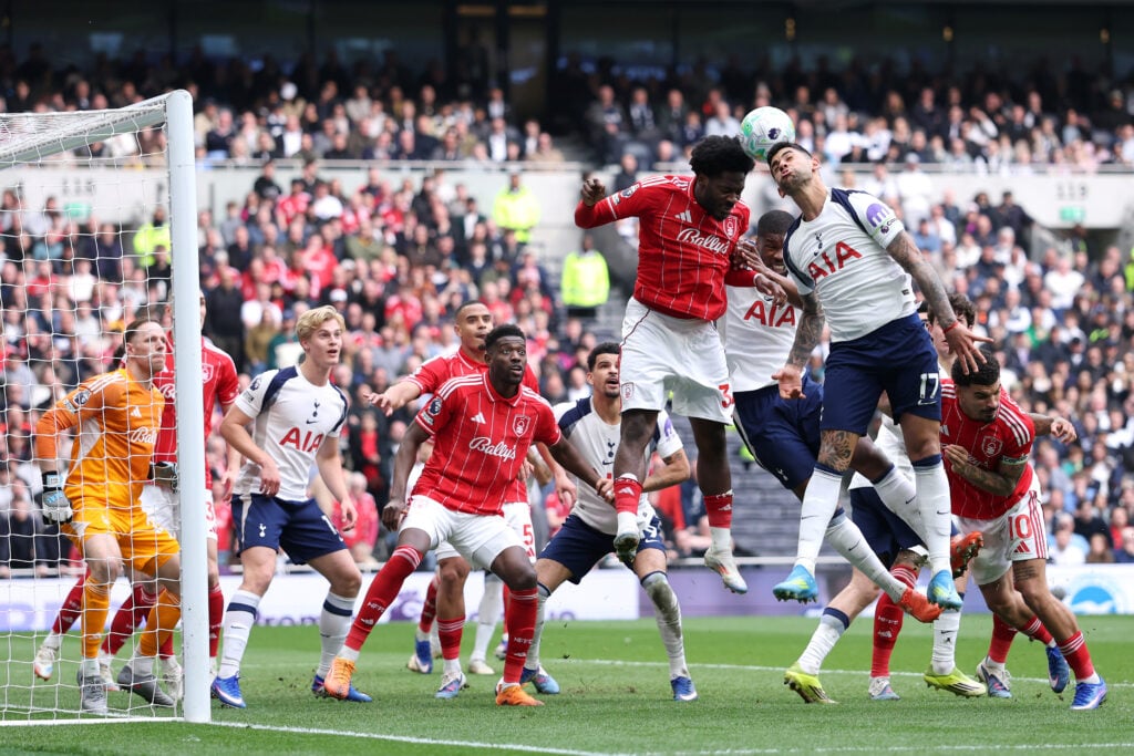 Ola Aina do Nottingham Forest disputa a bola aérea com Cristian Romero do Tottenham Hotspur durante a partida da Premier League entre Tottenham Hotspur e Nottingham Forest no Tottenham Hotspur Stadium em 22 de março de 2026