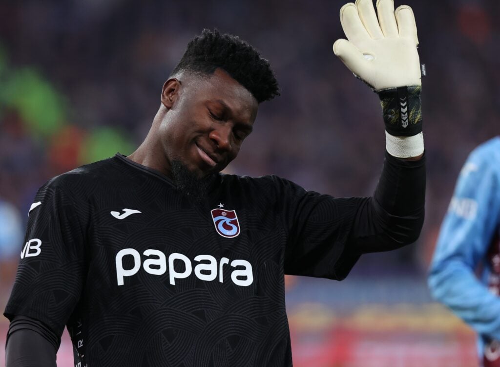 Andre Onana faz gesto ao jogar pelo Trabzonspor