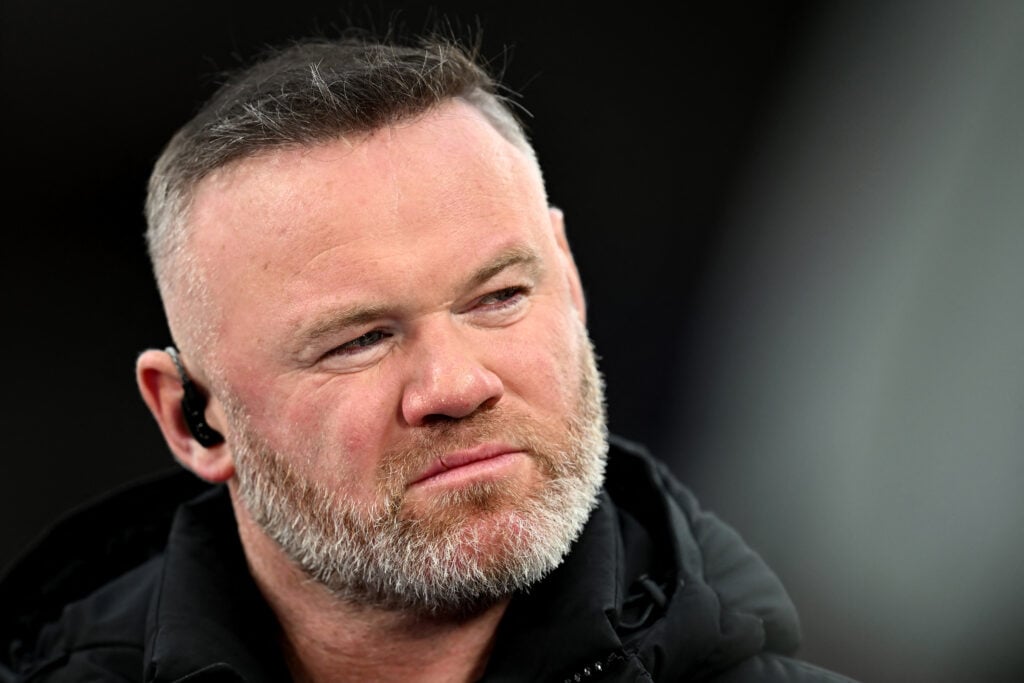 O comentarista de TV e ex-jogador de futebol Wayne Rooney assiste antes da partida de segunda mão das quartas de final da Liga dos Campeões da UEFA entre Liverpool e Paris Saint-Germain em Anfield, em Liverpool, noroeste da Inglaterra, em 14 de abril de 2026.