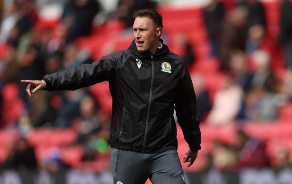 Phil Jones na linha lateral como treinador do Blackburn Rovers contra o Stoke City