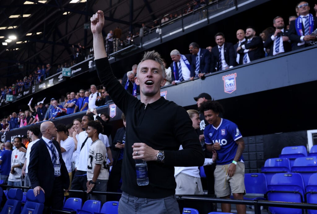 Kieran McKenna comemora vitória do Ipswich Town sobre o Queens Park Rangers