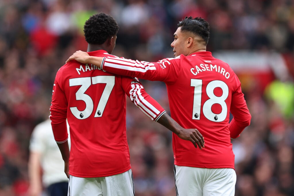 Kobbie Mainoo e Casemiro contra Nottingham Forest