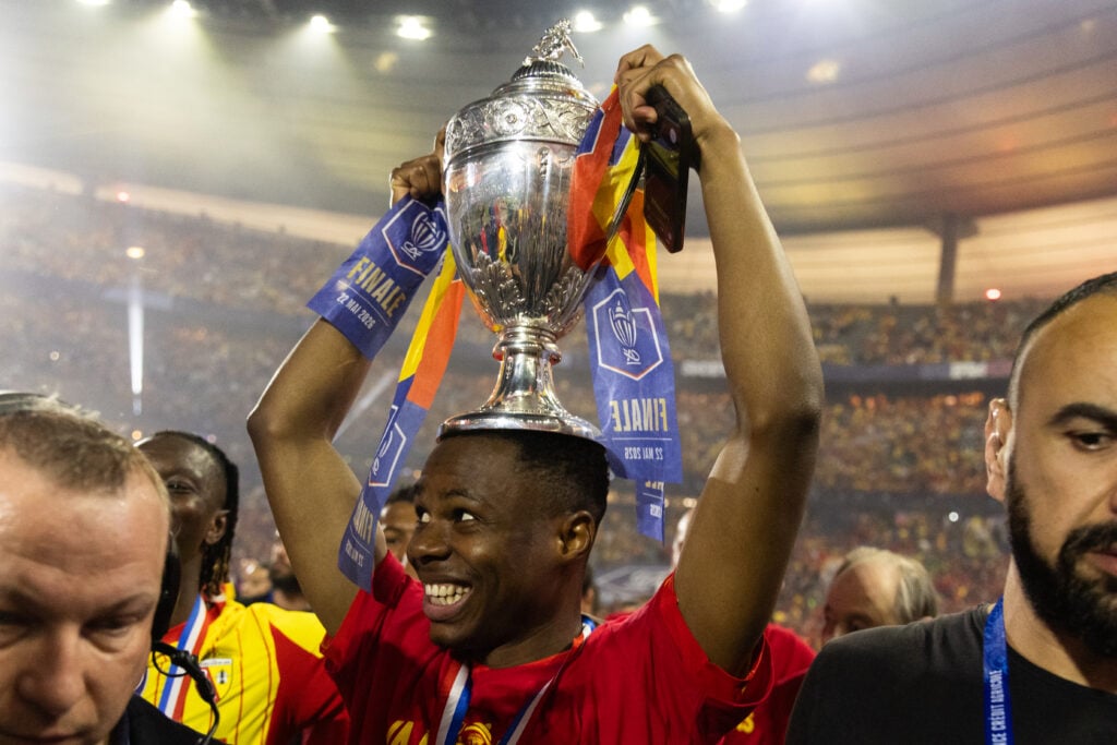 Mamadou Sangare ergue a Taça de França