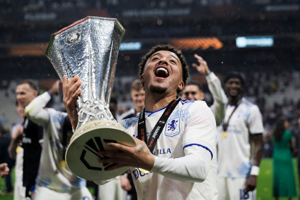 Jadon Sancho levantando a Liga Europa com Jadon Sancho