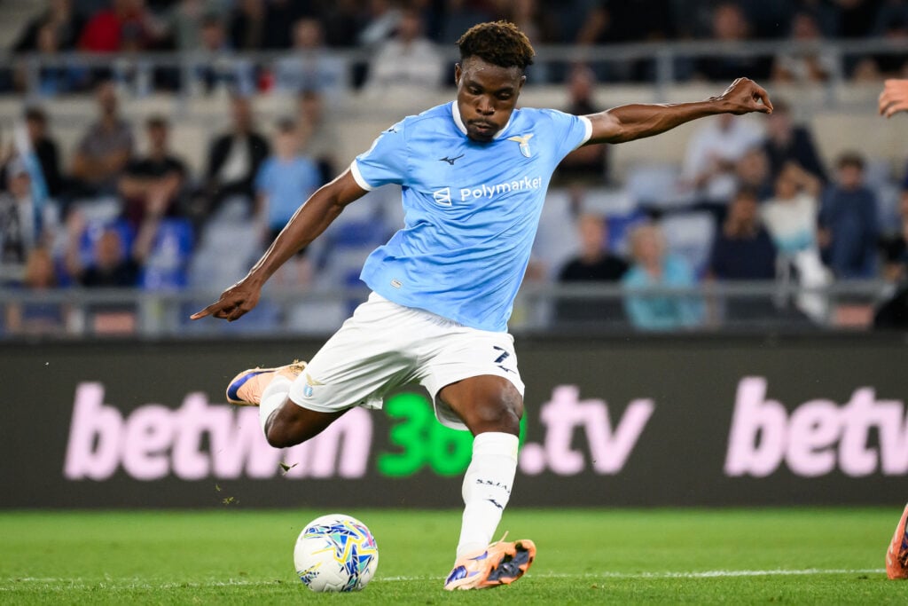Fisayo Dele-Bashiru da SS Lazio marca o gol de 1-1