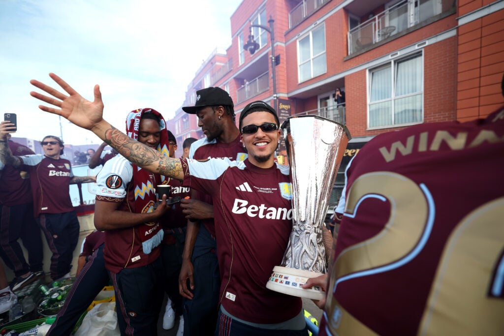 Jadon Sancho no desfile do Aston Villa na Liga Europa