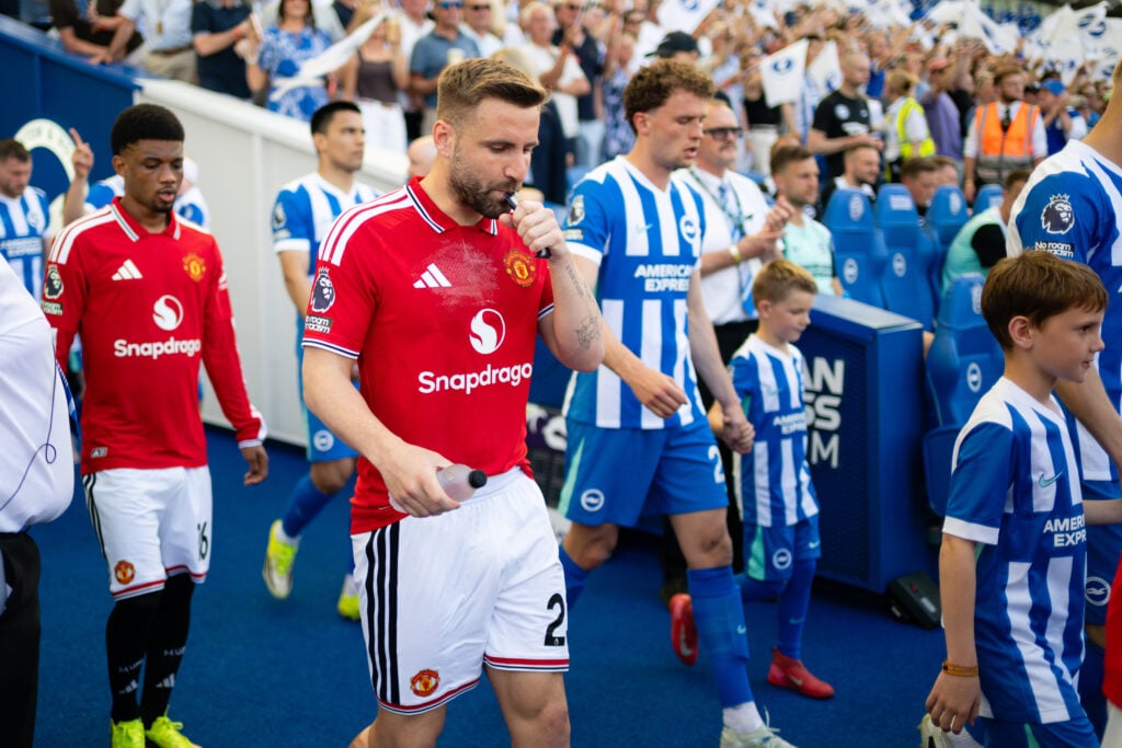 Luke Shaw saindo para enfrentar o Brighton no jogo final da temporada 2025/26