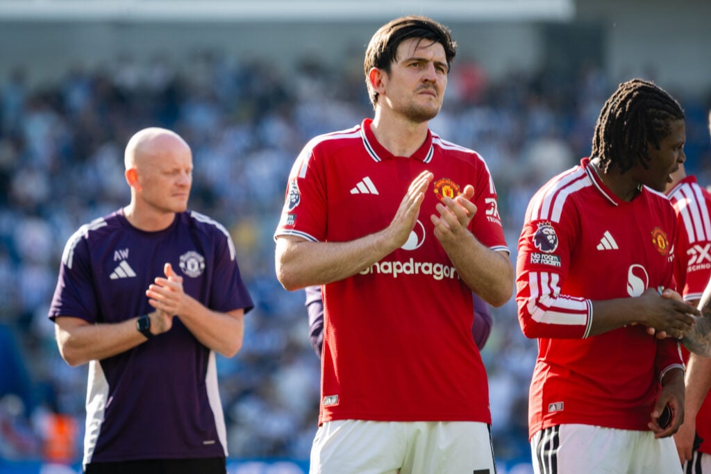 Harry Maguire compartilha momento com fãs visitantes