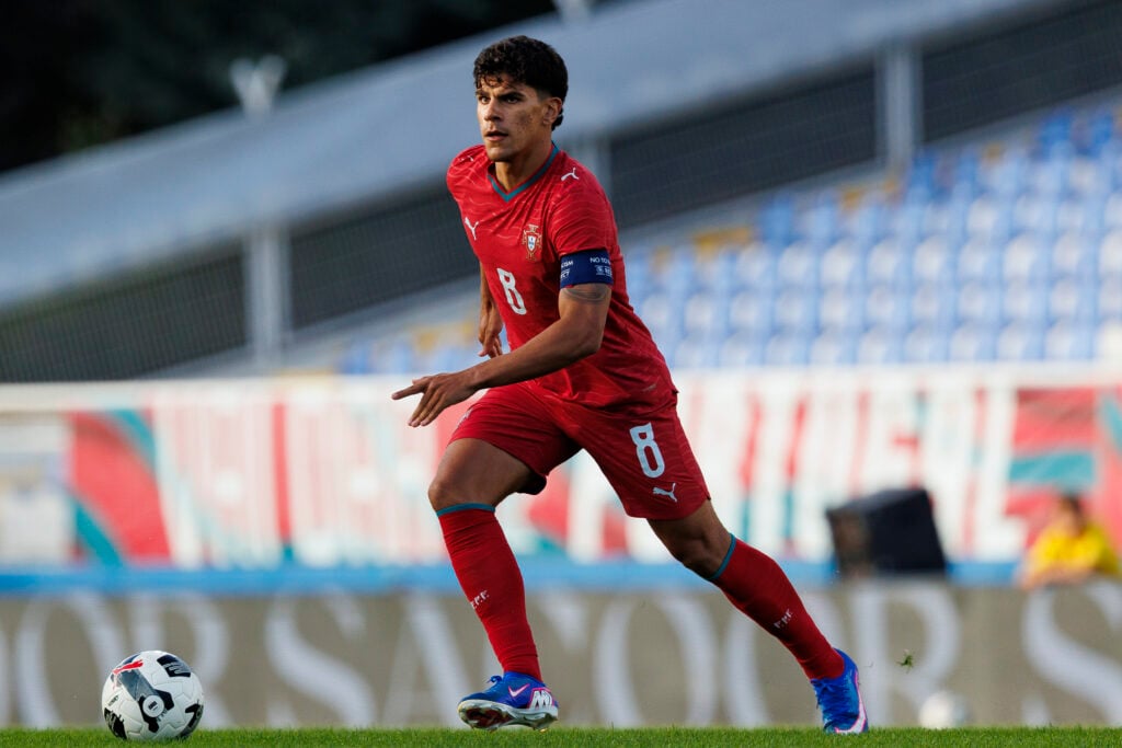 Mateus Fernandes jogando contra a Irlanda do Norte Sub-21 em amistoso