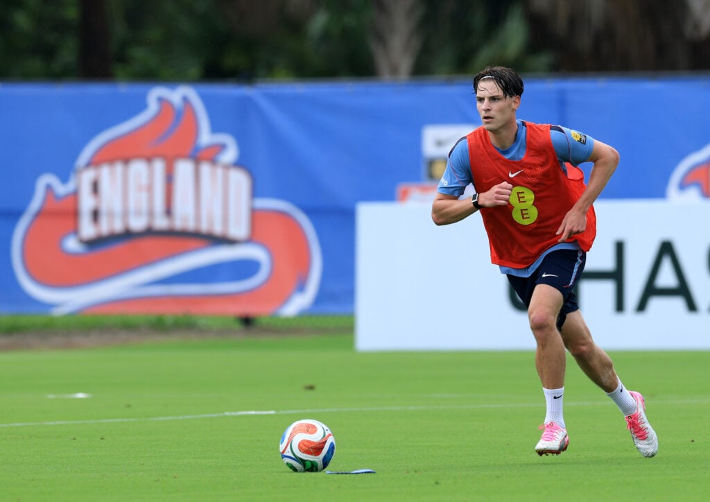 Alex Scott treinando pela Inglaterra