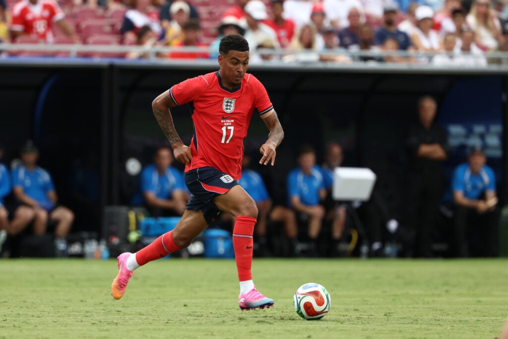 Morgan Rogers correndo com a bola contra a Nova Zelândia