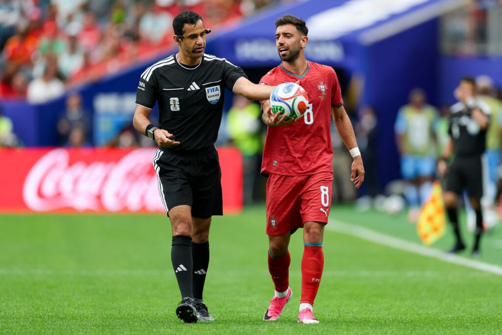 Bruno Fernandes speaking to the referee against DR Congo