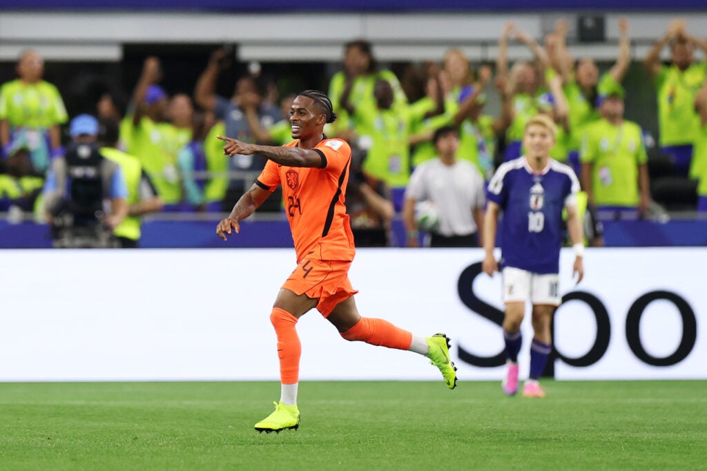 Crysencio Summerville comemora contra o Japão