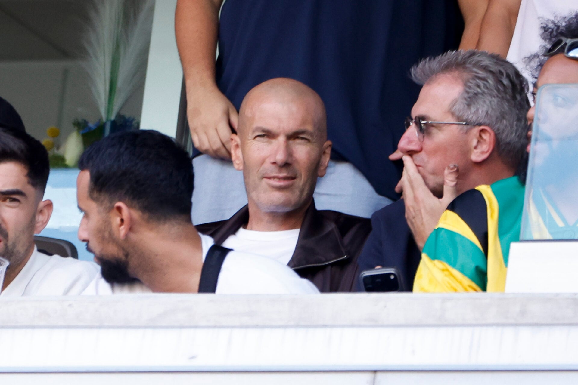 Zinedine Zidane está considerando nomear uma ex-estrela do Manchester United para sua comissão técnica francesa