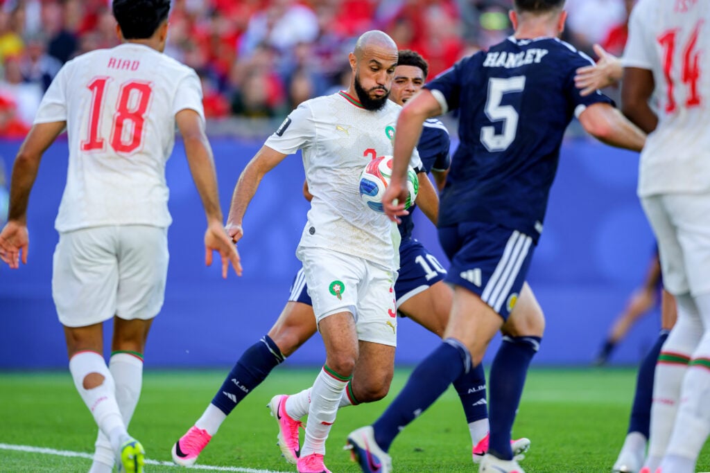 Noussair Mazraoui disputando a bola contra a Escócia na Copa do Mundo de 2026