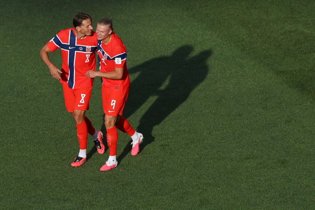 Sander Berge e Erling Haaland comemoram vitória na Copa do Mundo sobre o Iraque