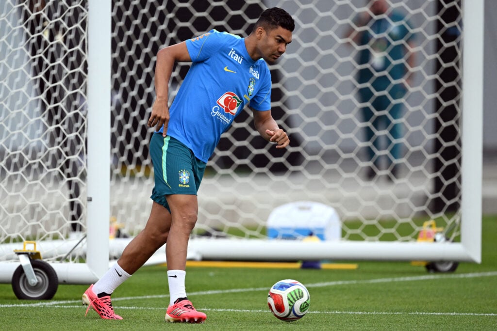 Casemiro treina com o Brasil
