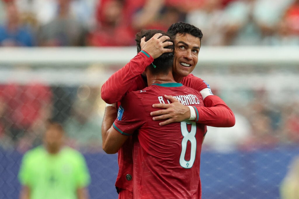 Bruno Fernandes e Cristiano Ronaldo comemoram gol de Portugal