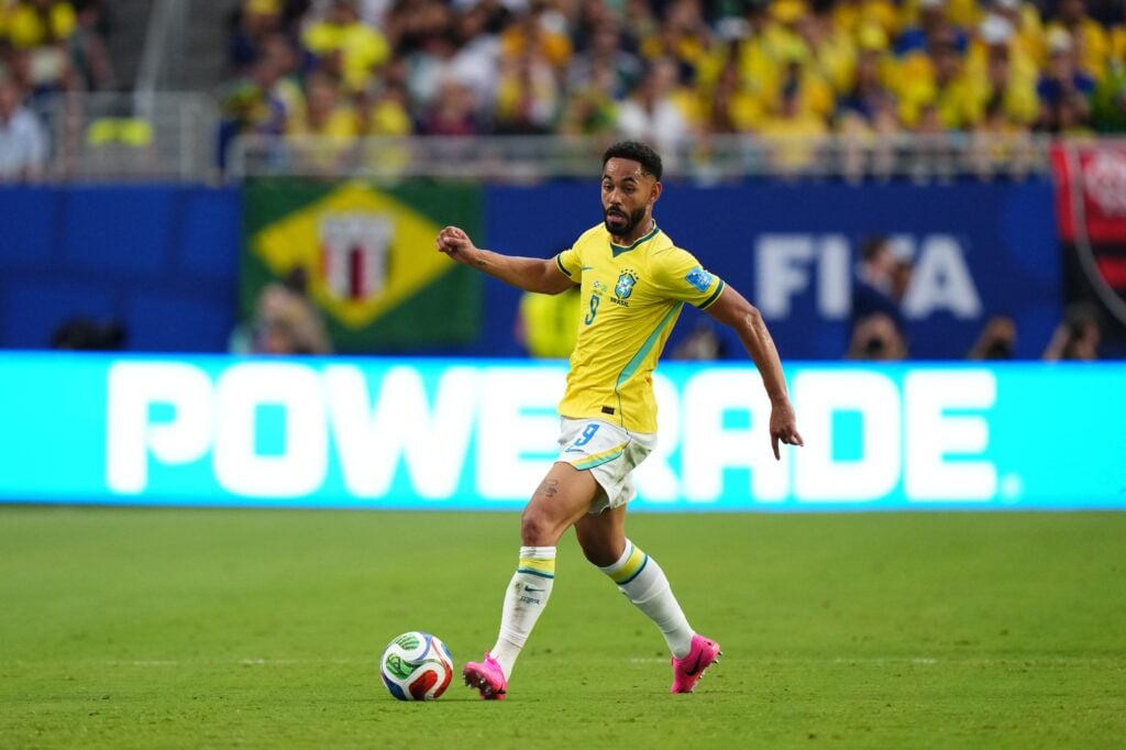 Matheus Cunha com a bola contra a Escócia