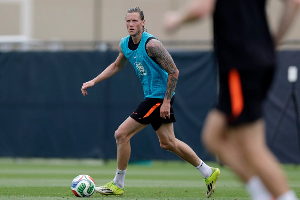 Wout Weghorst treina com a Holanda