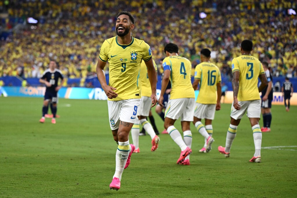 Matheus Cunha comemora contra a Escócia