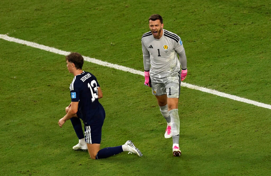 Angus Gunn grita com companheiros de equipe da Escócia