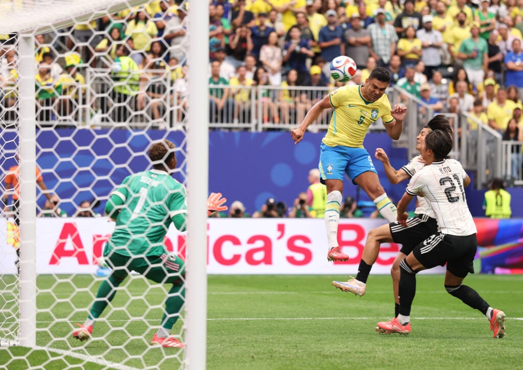 Casemiro cabeceia contra o Japão