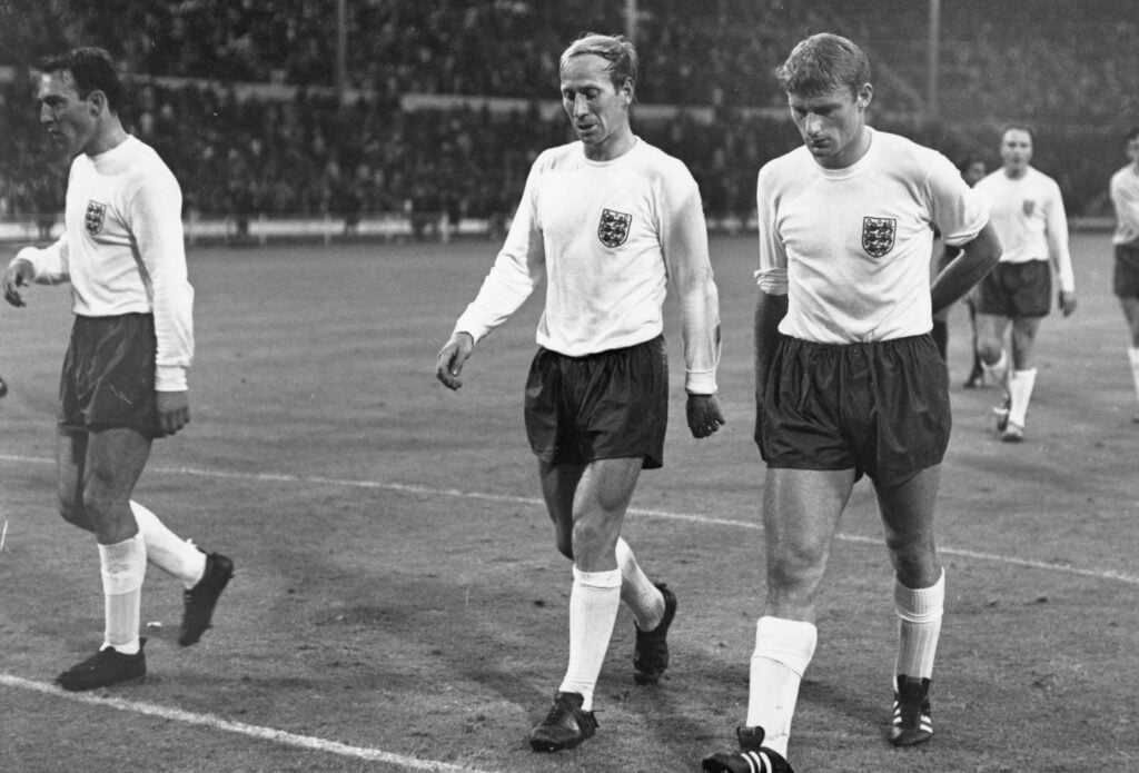 Bobby Charlton jogando pela Inglaterra na Copa do Mundo de 1966