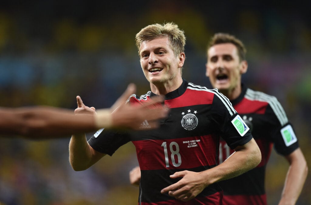 Toni Kroos comemora após marcar na semifinal entre Brasil e Alemanha