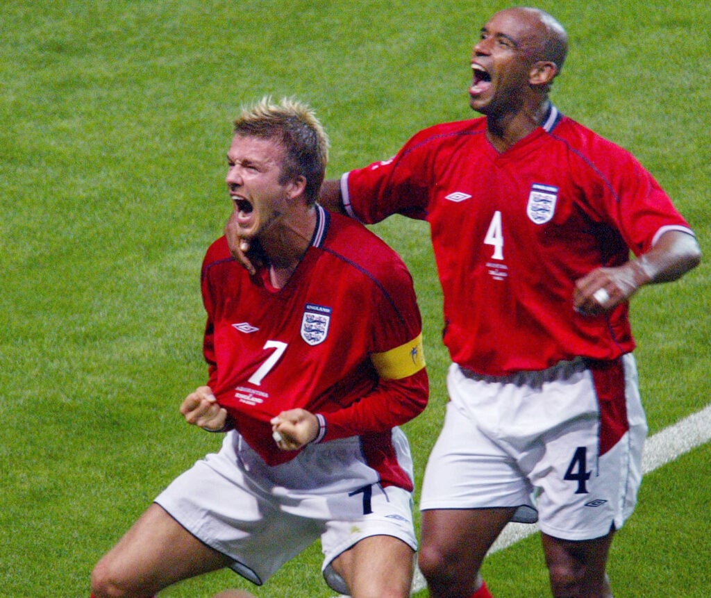 O meio-campista inglês David Beckham (L) e sua equipe