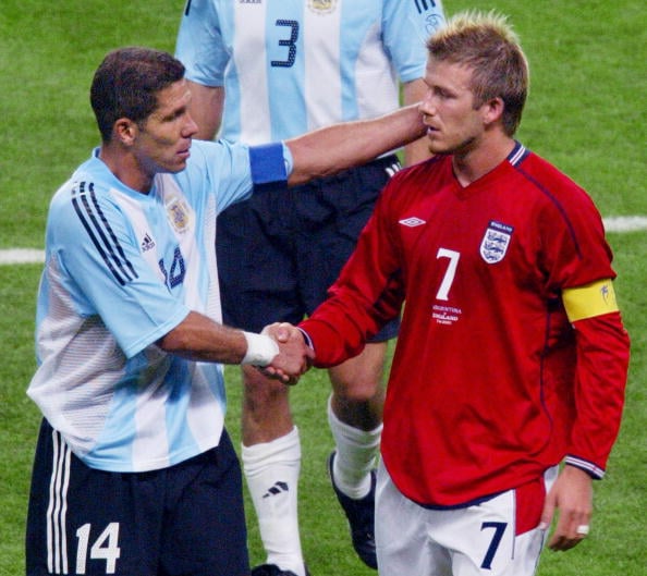 Capitão e meio-campista inglês David Beckham (R) p